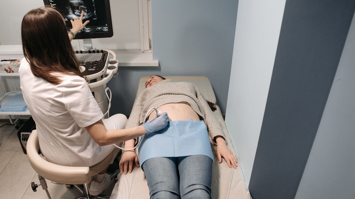 Klinikte ultrason cihazıyla yapılan medikal görüntüleme